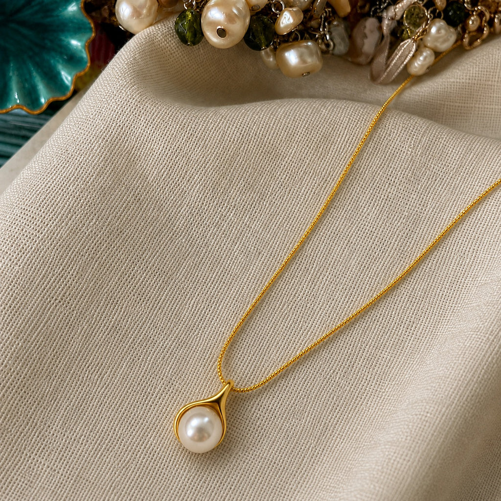 Elegant Pearl Teardrop Pendant Necklace – Gold Finish